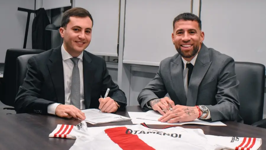 Junto-al-Presidente-stefanodcdc-Nicolas-Otamendi-firmo-su-contrato-hasta-el-31-de-diciembre-de-6a1a20e8395f4