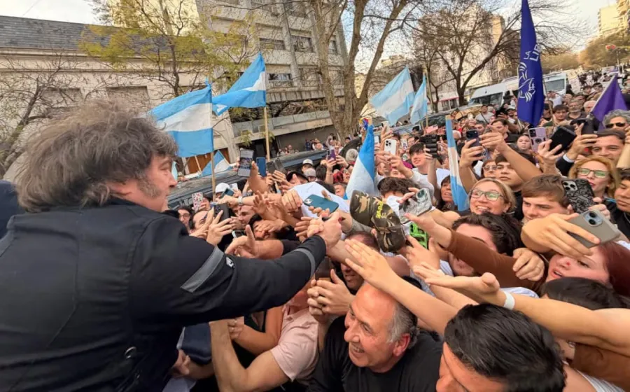 el-presidente-se-acerco-a-saludar-a-la-militancia-libertaria-que-lo-esperaba-en-bahia-blanca-foto-presidencia-BFFDHJD73NDKJMCR2CCIIYQFXE