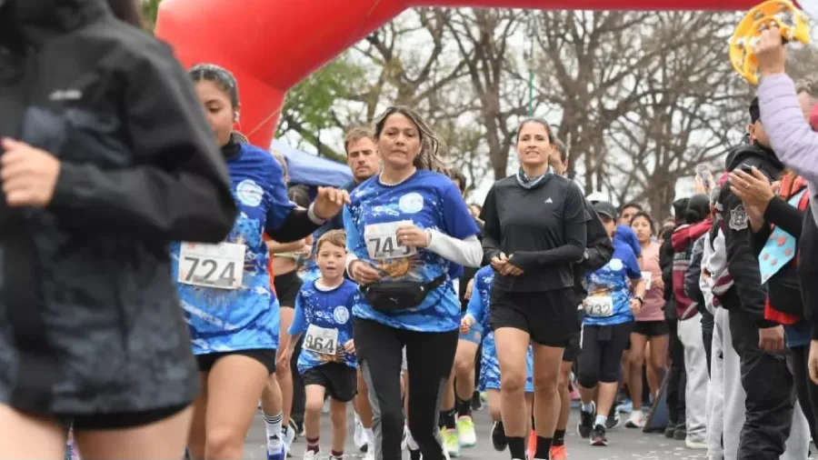 23212-el-gobernador-saenz-se-unio-a-la-familia-de-hirpace-en-su-36-maraton