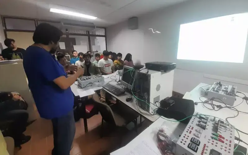 105339-vespucio-estrena-laboratorio-de-automatizacion-industrial-y-robotica