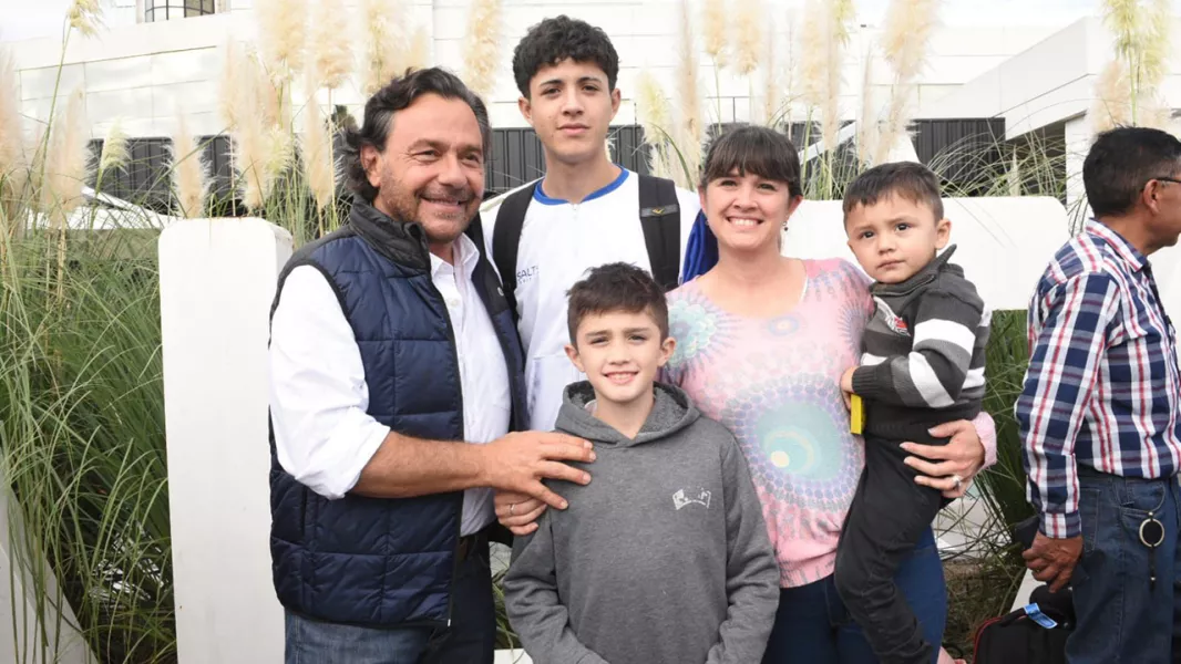 17357-de-la-puna-a-china-saenz-despidio-a-estudiantes-que-inician-un-viaje-enriquecedor-para-su-futuro-profesional-y-personal