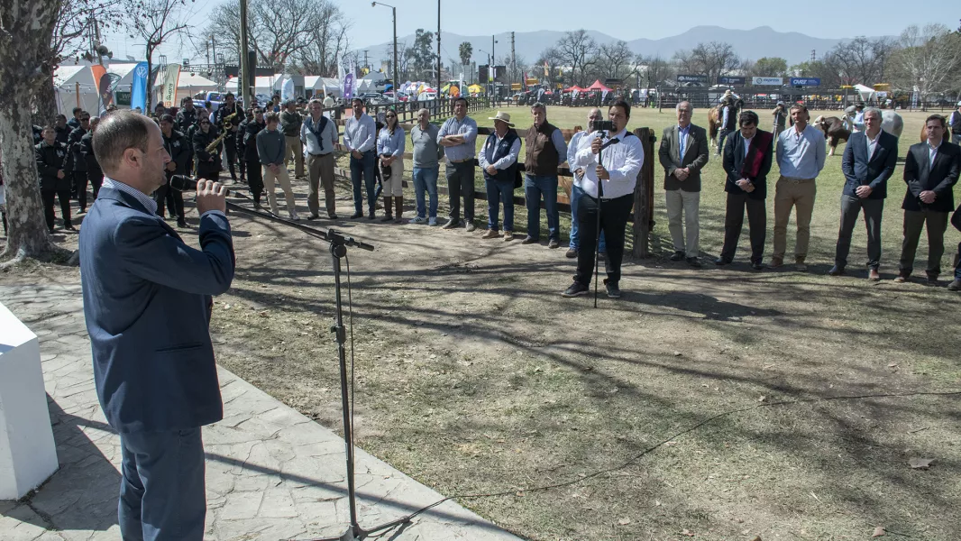 19055-funcionarios-provinciales-acompaniaron-la-apertura-de-la-81-expo-rural-saltenia-20250821201916
