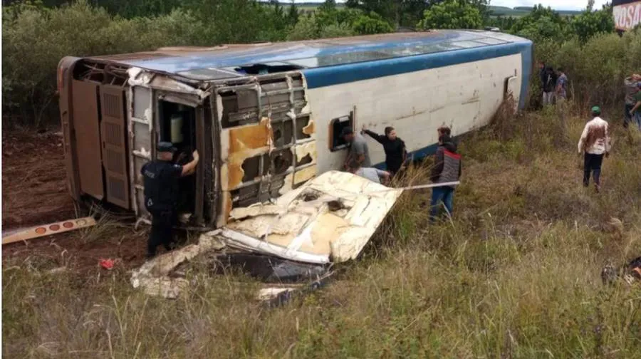 un-colectivo-despisto-y-volco-sobre-la-ruta-14-en-misiones-hay-al-menos-7-muertos-y-varios-heridos-foto-gentileza-misiones-online-E4TSGVRNKNGPFMQTVLZPVQ6LRY