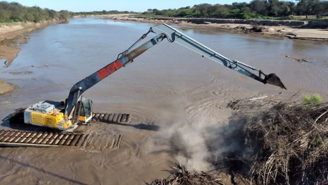 104787-recursos-hidricos-continua-realizando-tareas-de-defensa-en-el-rio-pilcomayo