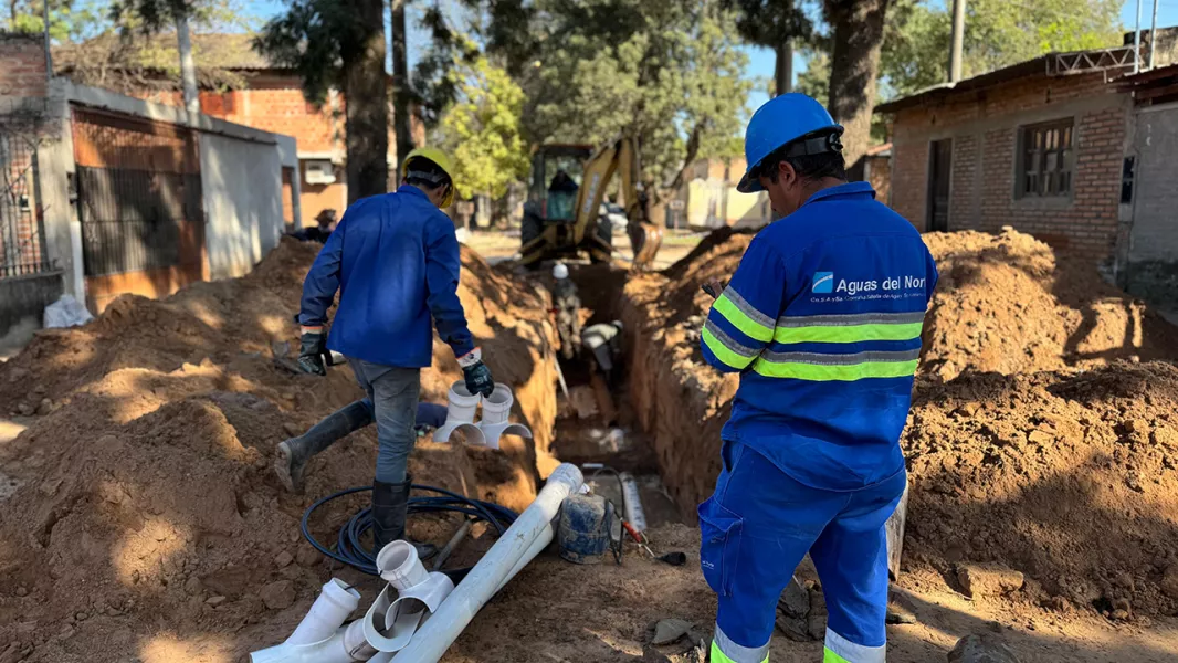 13521-aguas-del-norte-avanza-en-el-recambio-de-canierias-de-cloaca-en-barrio-365-viviendas-de-tartagal