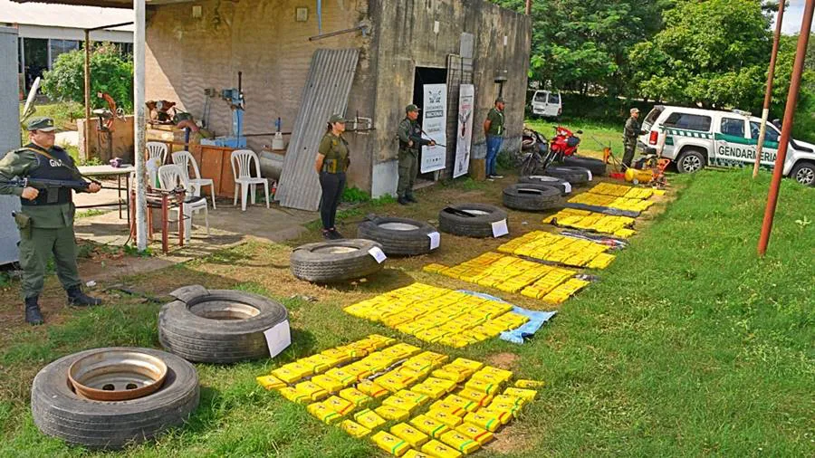 descubren_425_kilos_de_cocaina_en_cubiertas_de_camion_en_una_gomeria_abandonada_de_salta_4