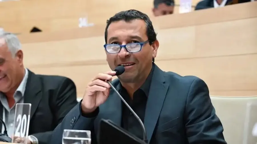 legislador-ernesto-flores-2304167