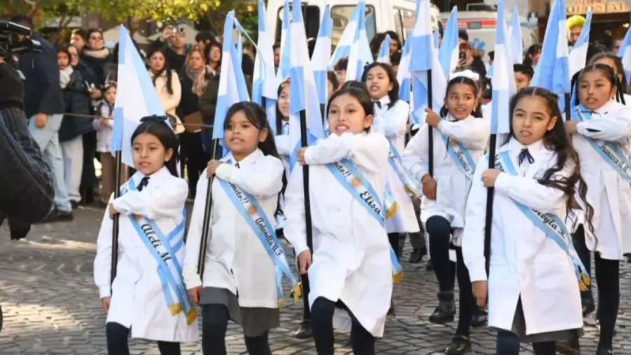 20986-en-el-dia-de-la-bandera-saenz-tomo-la-promesa-de-fidelidad-a-mas-de-600-alumnos-de-4-grado