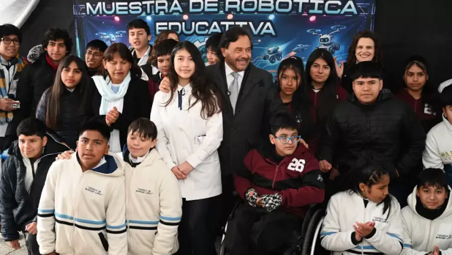 108784-el-gobernador-saenz-acompanio-a-mas-de-300-alumnos-primarios-de-la-caldera-y-vaqueros-en-la-muestra-de-robotica