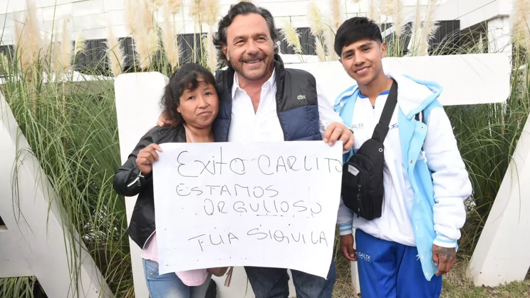 17358-de-la-puna-a-china-saenz-despidio-a-estudiantes-que-inician-un-viaje-enriquecedor-para-su-futuro-profesional-y-personal