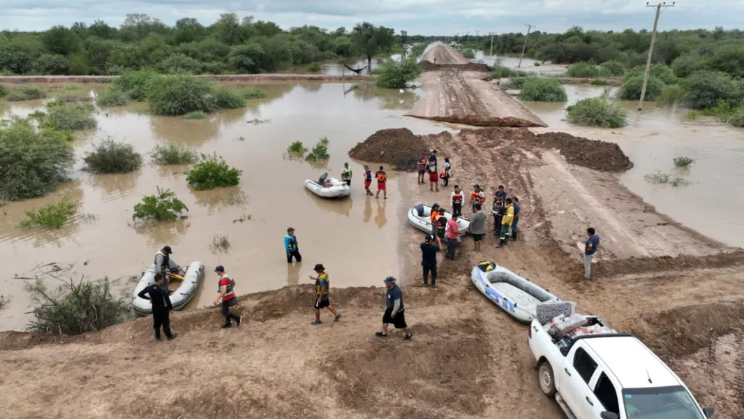 11141-rio-pilcomayo-el-trabajo-de-asistencia-y-contencion-es-de-24-horas-en-todo-el-territorio-afectado
