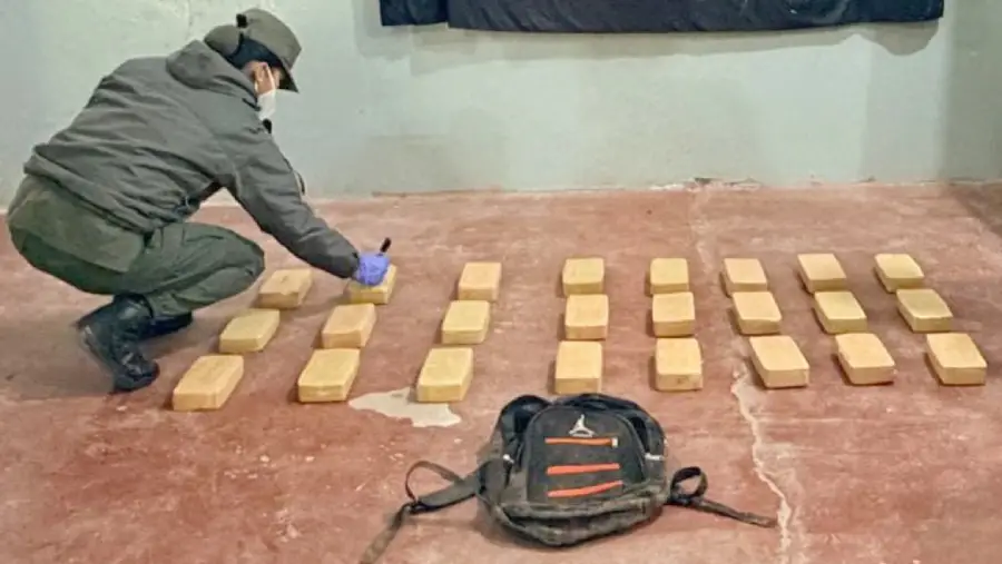 _intentaron_ingresar_al_territorio_nacional_con_una_embarcacion_cargada_con_25_kilos_de_cocaina_3