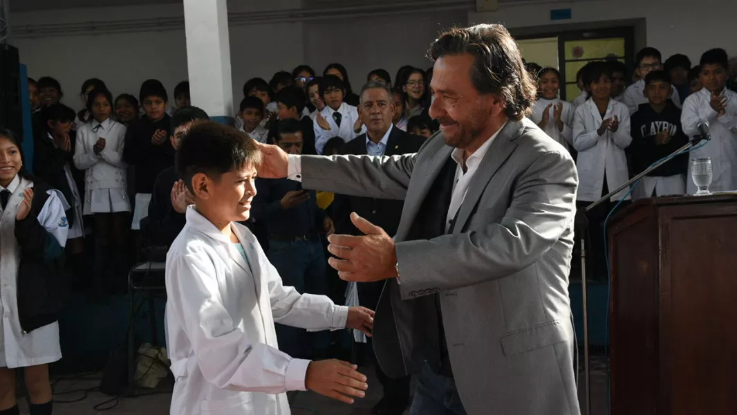 16610-gustavo-saenz-inicio-la-entrega-en-salta-de-mas-de-185000-manuales-y-mas-de-265000-kits-escolares