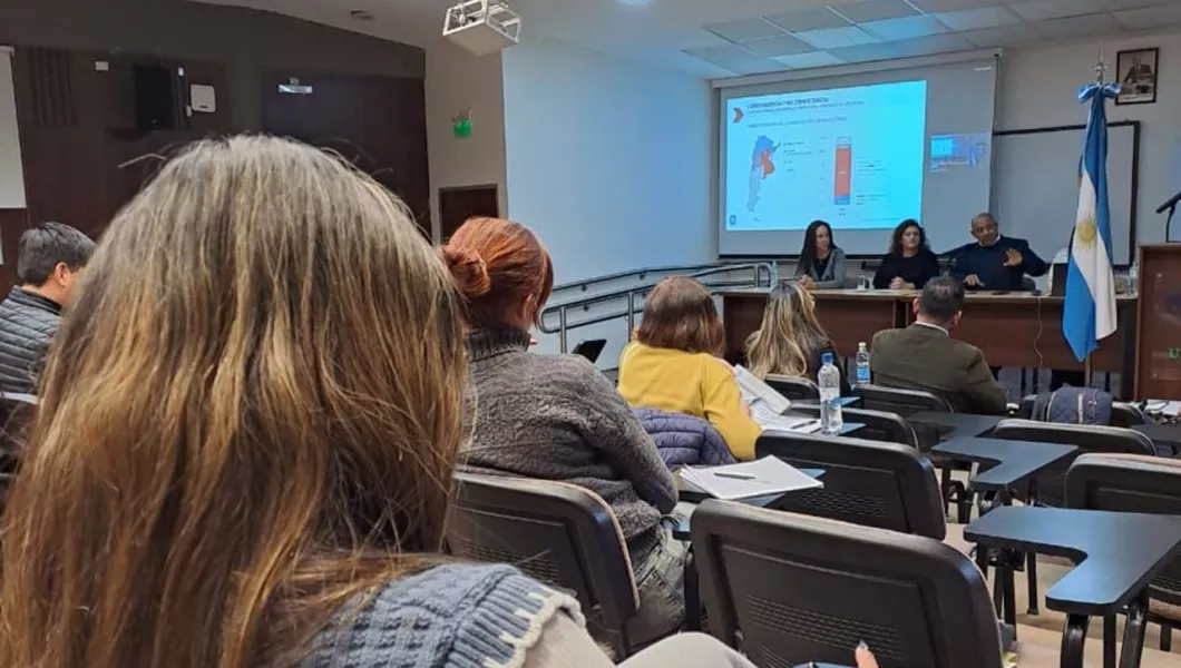 18951-presentaron-la-ley-de-reduccion-fiscal-a-estudiantes-de-la-unsa