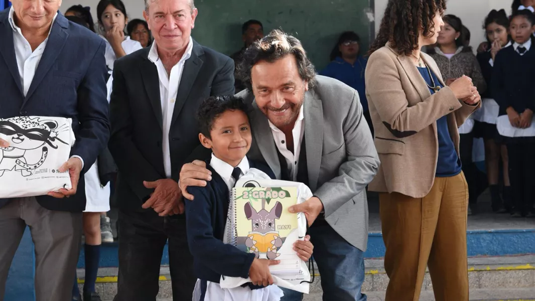 16613-gustavo-saenz-inicio-la-entrega-en-salta-de-mas-de-185000-manuales-y-mas-de-265000-kits-escolares
