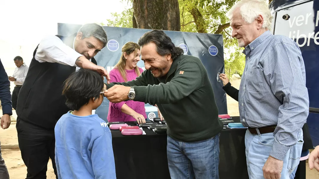 17920-mas-de-200-ninios-del-departamento-san-martin-recibieron-sus-anteojos-gratis-por-el-programa-ver-para-ser-libres