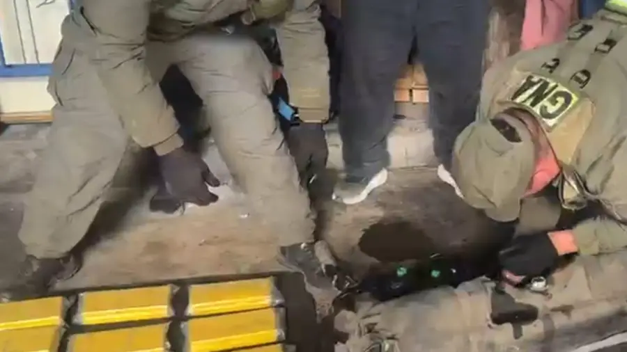 manifestaron_que_iban_a_realizar_turismo_por_buenos_aires_pero_transportaban_25_kilos_de_cocaina_dentro_del_tanque_de_combustible_1