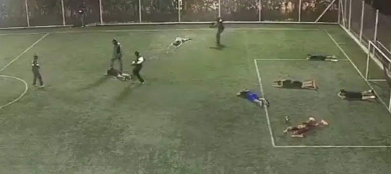 escalofriantes-imagenes-de-un-tiroteo-en-una-cancha-de-futbol-amateur-en-ecuador-foto-captura-x-XMSO2RERHNC7VKSZVMHS3OUCCU