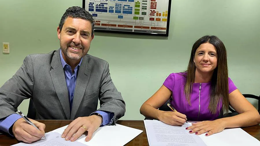 Firma acuerdo Gabriel Rodríguez Garrido del IPA y María Pisanu de CampoLimpio