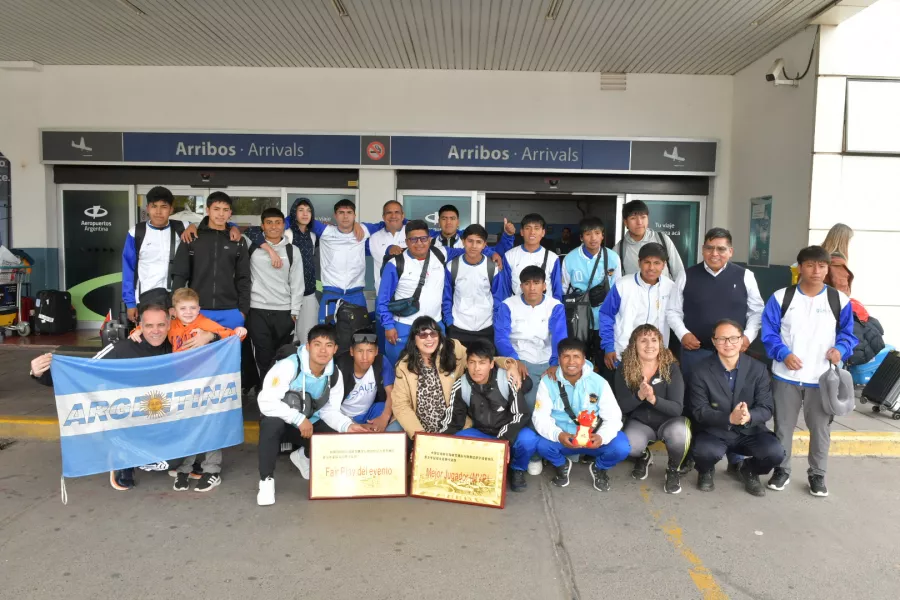 101808-regresaron-a-salta-los-jovenes-de-san-antonio-de-los-cobres-que-viajaron-a-china