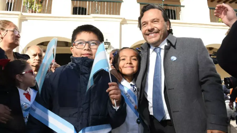 108550-en-el-dia-de-la-bandera-saenz-tomo-la-promesa-de-fidelidad-a-mas-de-600-alumnos-de-4-grado