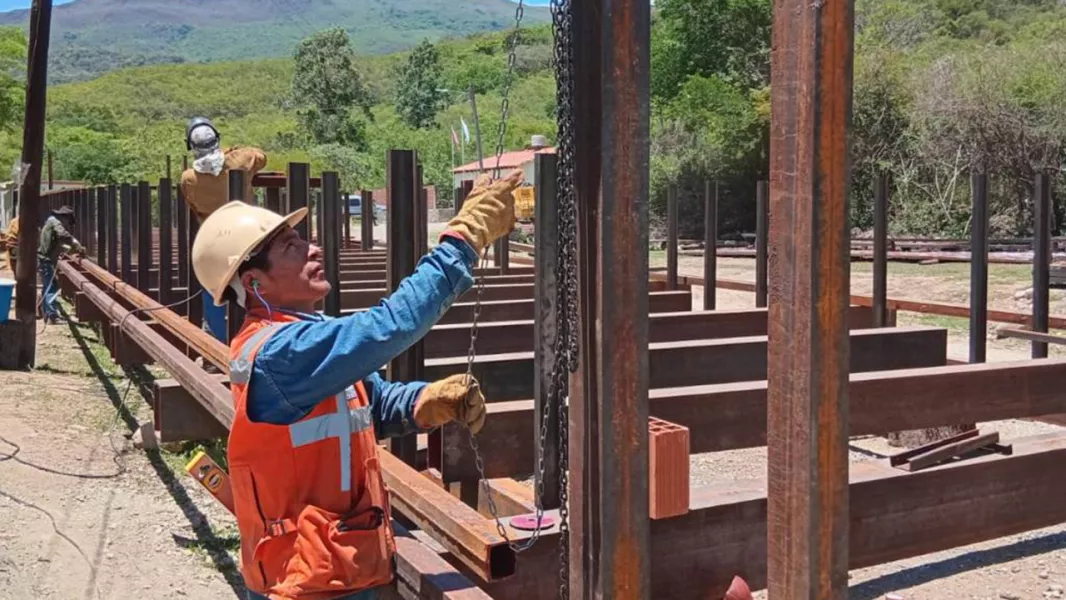 104947-vialidad-de-salta-construye-un-tercer-tramo-del-puente-bailey-que-conecta-los-toldos-con-bolivia