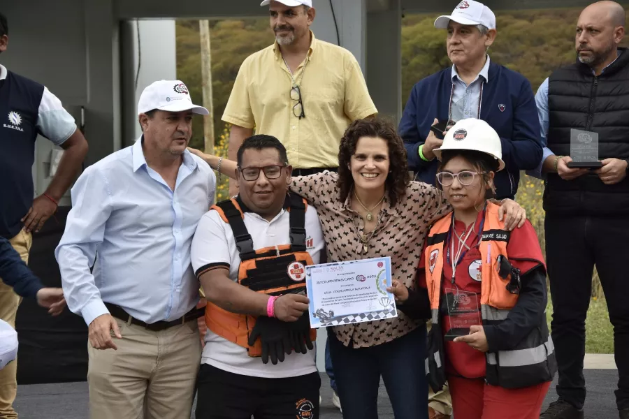 17416-los-alumnos-ganadores-de-la-eco-race-2025-con-la-ministra-fiore-viniuales-y-funcionarios-provinciales