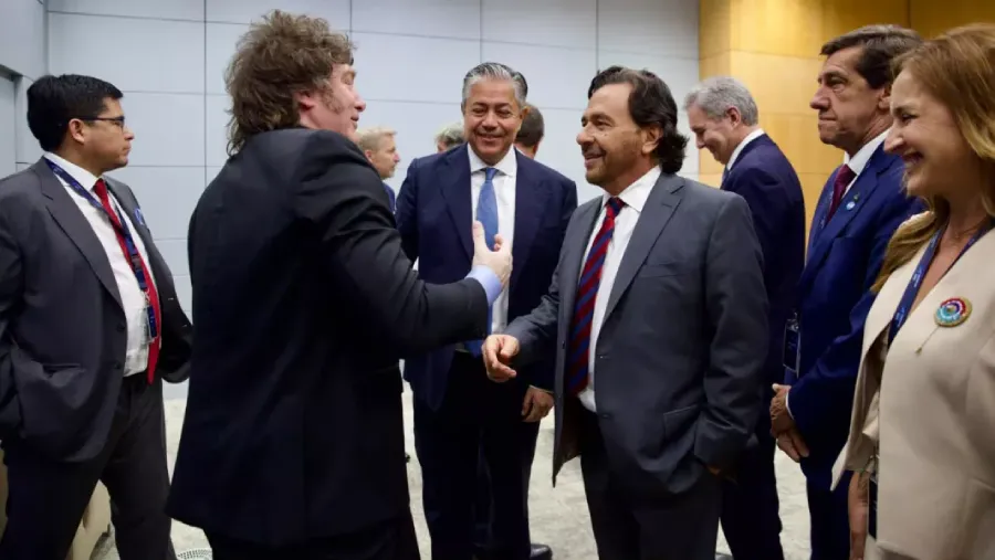 25156-argentina-week-en-paris-saenz-participo-de-una-reunion-con-el-presidente-milei-y-gobernadores