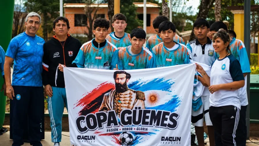 109425-aguaray-general-mosconi-y-salvador-mazza-recibieron-indumentaria-deportiva-para-cebollitas-y-copa-guemes