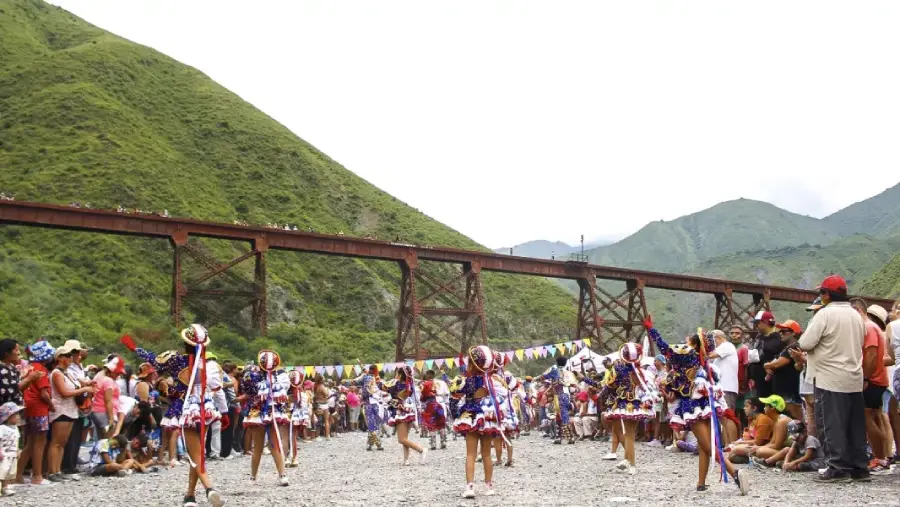 106168-carnaval-en-el-viaducto-el-toro-tradicion-cultura-y-paisaje-en-la-quebrada-del-toro