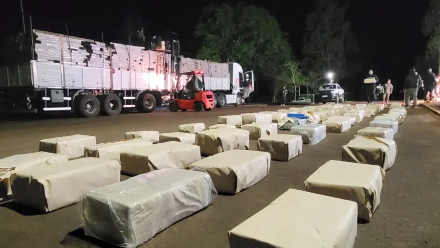 1.544_kilos_de_marihuana_llevados_en_una_camion_con_cajas_de_muebles_2