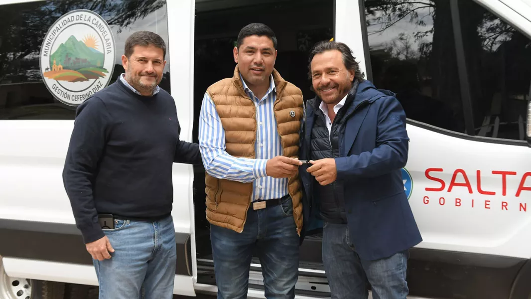 18944-la-gestion-saenz-continua-renovando-la-flota-vehicular-de-los-municipios-con-la-entrega-de-una-minibus-okm-para-la-candelaria-20250815012641