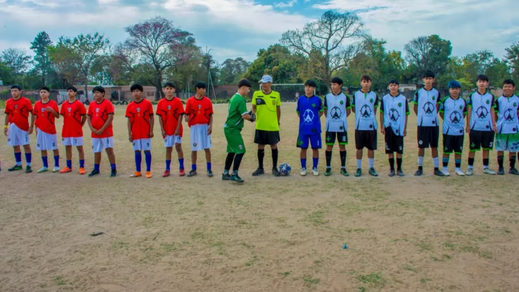 19313-jovenes-originarios-participaron-de-un-torneo-de-futbol-en-tartagal