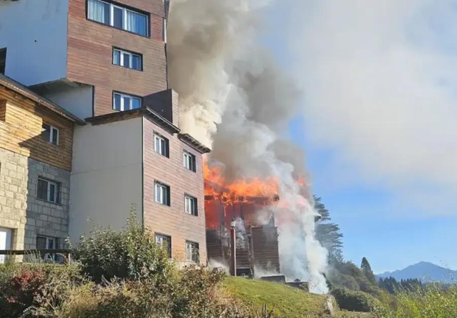 varias-dotaciones-los-bomberos-voluntarios-bariloche-trabajaron-intensamente-el-lugar-controlar-el-siniestro