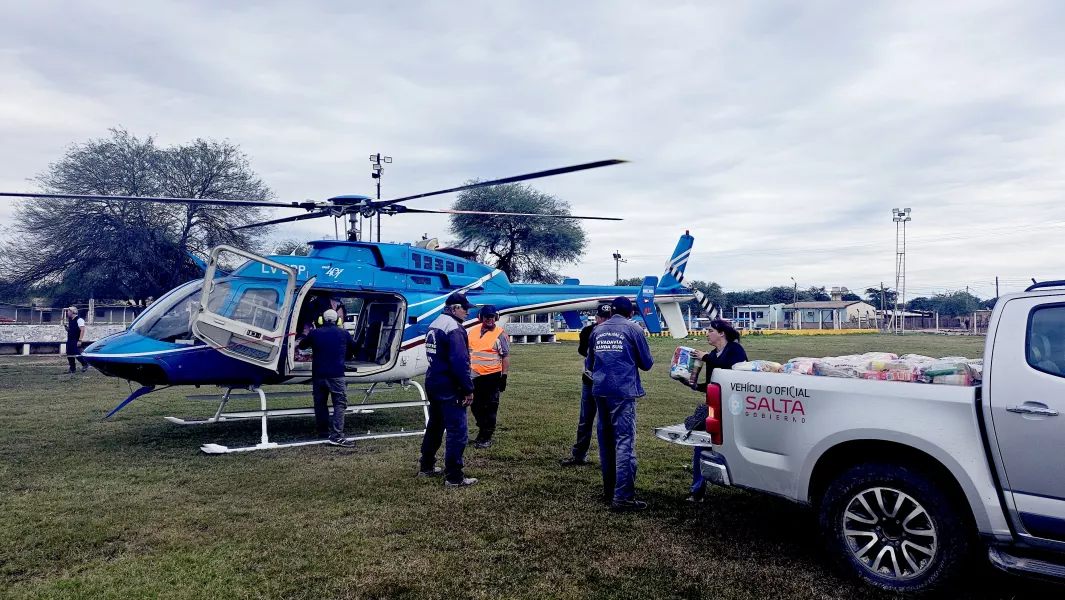 102082-desarrollo-social-realiza-asistencia-aerea-a-comunidades-aisladas-por-intensas-lluvias-en-rivadavia-banda-sur