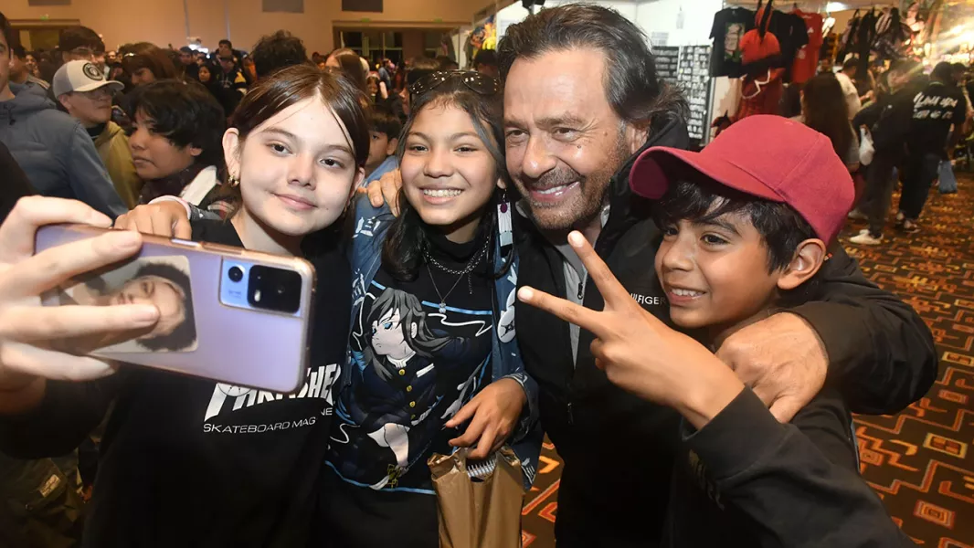 18243-el-gobernador-compartio-con-mas-de-tres-mil-chicos-la-ultima-edicion-de-dimension-comics