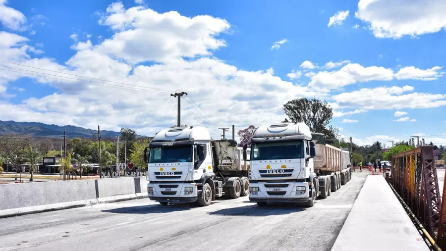 109832-realizaron-la-prueba-de-carga-sobre-el-nuevo-puente-de-vaqueros