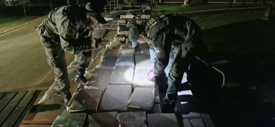1.544_kilos_de_marihuana_llevados_en_una_camion_con_cajas_de_muebles_1
