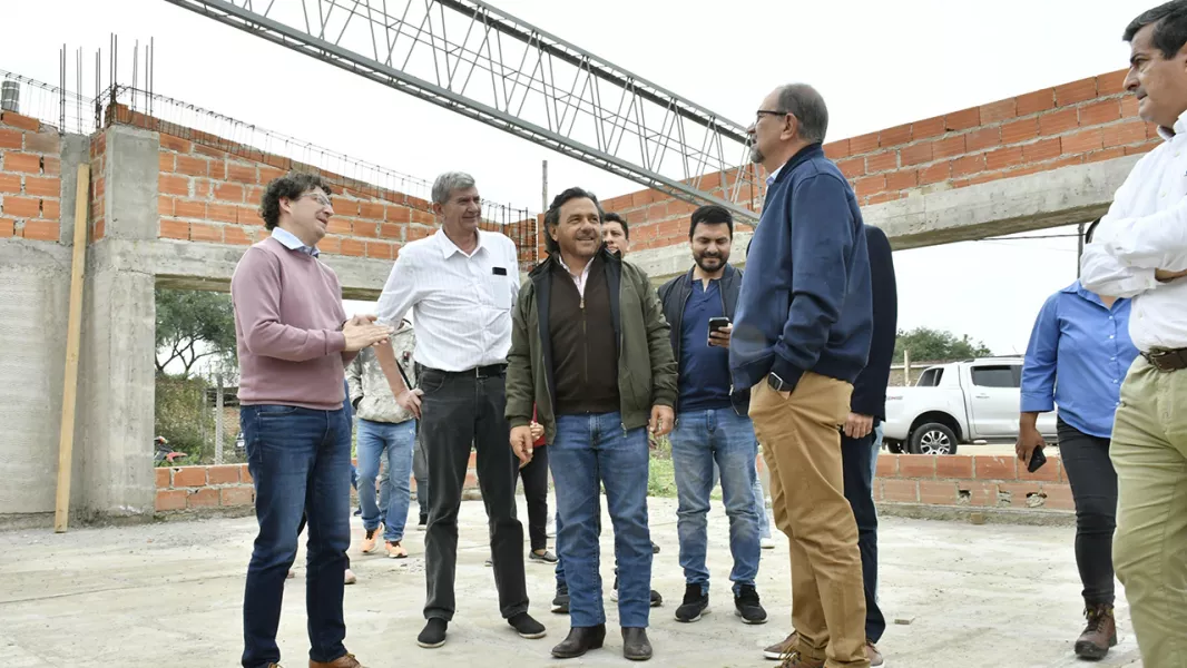 17067-saenz-superviso-el-avance-de-dos-obras-clave-en-guemes-la-nueva-terminal-de-omnibus-y-la-tecnica-tesla-20250428162932