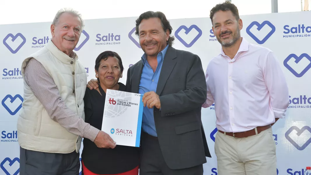 101448-luego-de-decadas-de-espera-saenz-entrego-a-270-familias-de-capital-las-escrituras-de-sus-terrenos