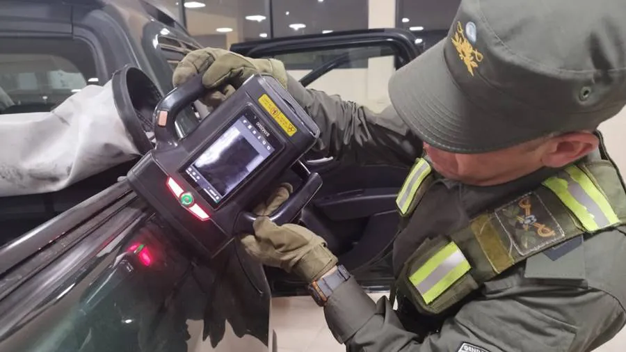 43_kilos_de_cocaina_dentro_de_los_paneles_laterales_de_la_caja_de_carga_-_tucuman_0_5