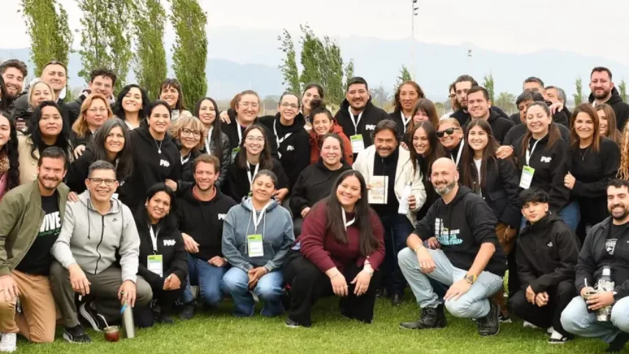 24853-el-gobernador-junto-a-lideres-politicos