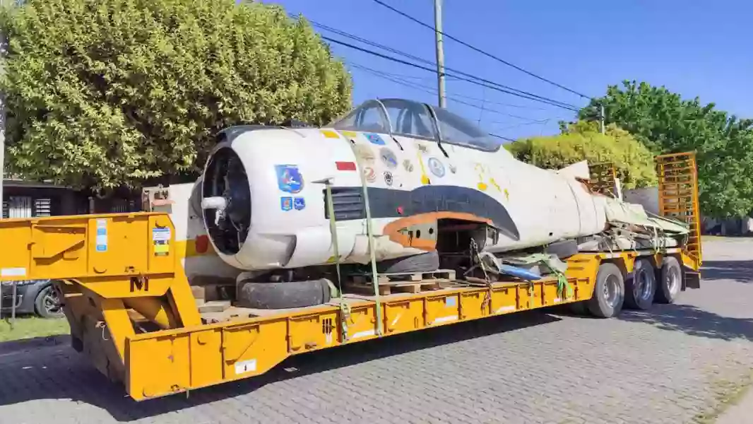 21206-la-escuela-tecnica-capitan-marcelo-lotufo-recibio-un-historico-avion-de-la-armada-argentina-para-fines-educativos