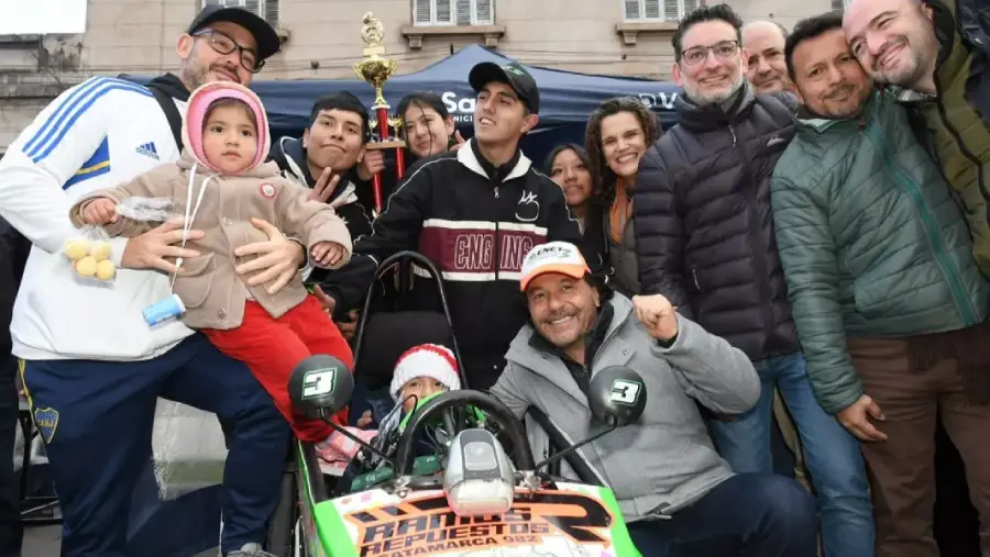 108804-educacion-innovacion-tecnologica-y-desarrollo-laboral-saenz-participo-de-la-gran-muestra-estudia-salta-que-convoco-a-miles-de-jovenes-y-familias