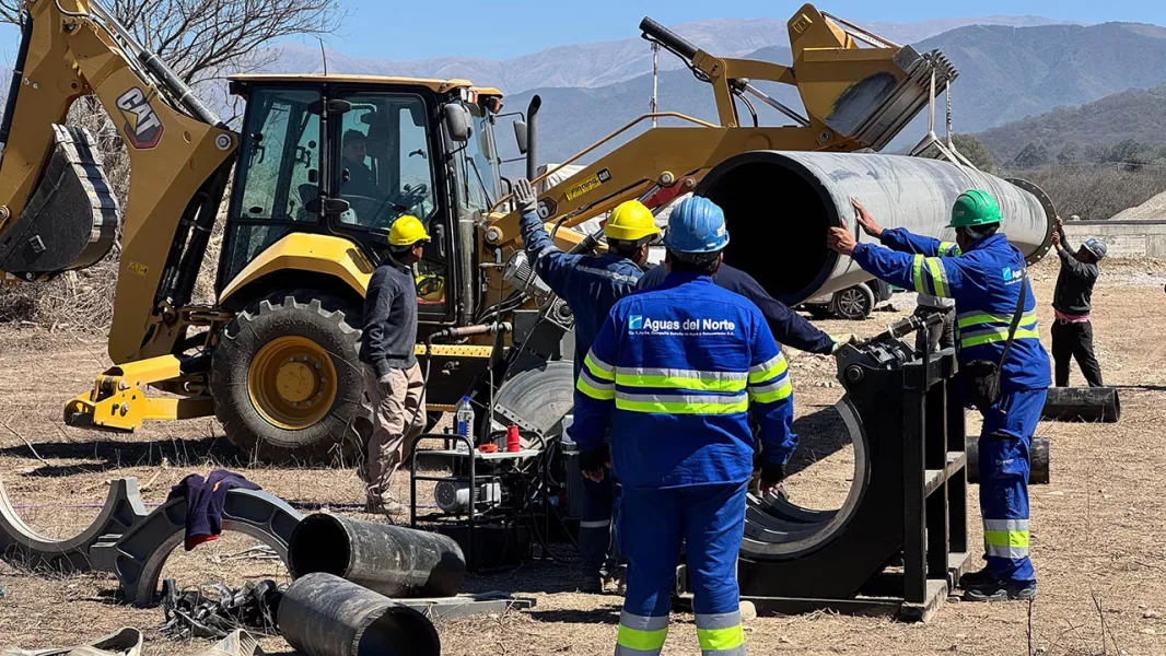 19158-aguas-del-norte-trabaja-en-el-recambio-de-160-metros-de-canieria-del-acueducto-norte-a-la-altura-del-rio-vaqueros