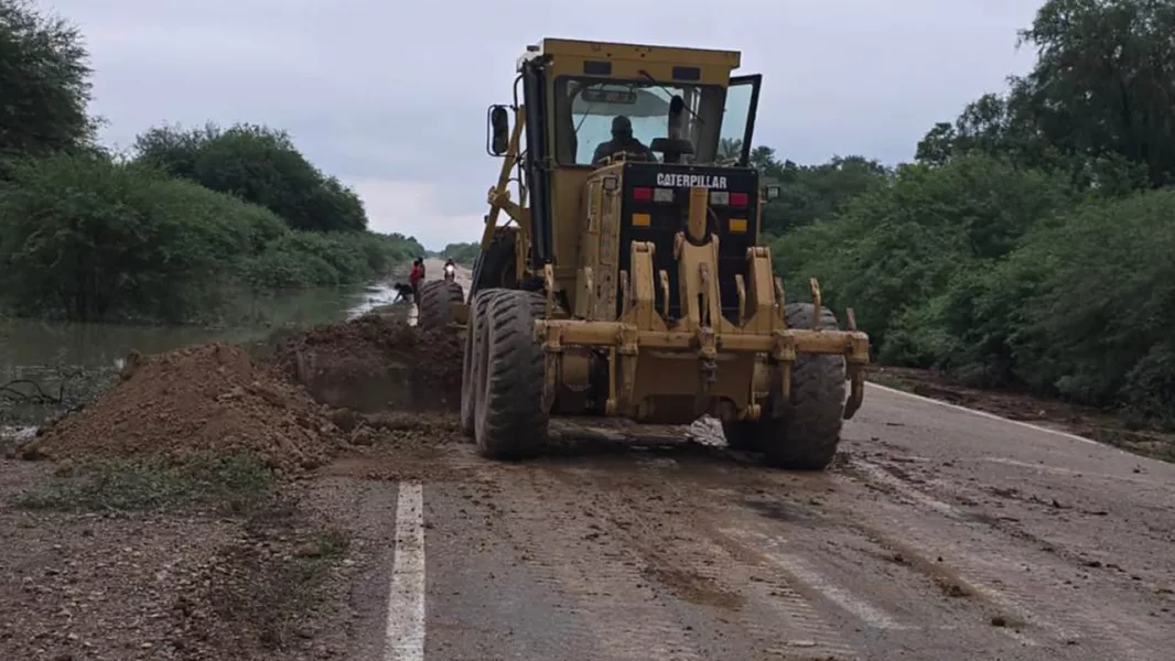 100680-vialidad-de-salta-trabaja-en-la-zona-afectada-por-la-crecida-del-rio-pilcomayo