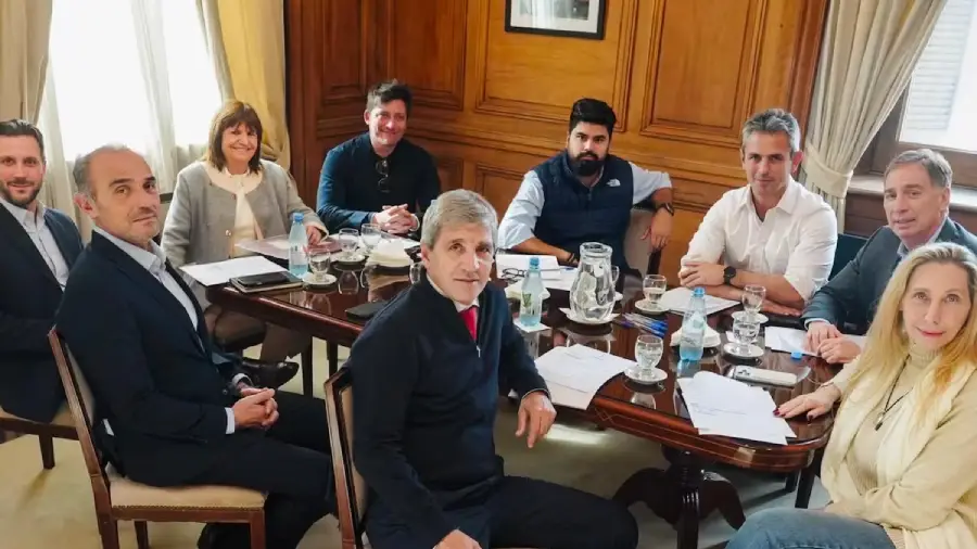 los-integrantes-de-la-mesa-politica-del-gobierno-4UFUIKV4HBC3HLBDUJCDU7WGSY