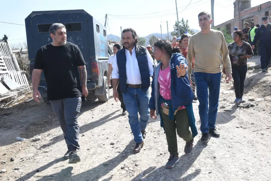 18694-el-gobernador-saenz-coordino-la-asistencia-a-los-afectados-y-acompanio-a-los-vecinos-del-barrio-ampliacion-20-de-junio