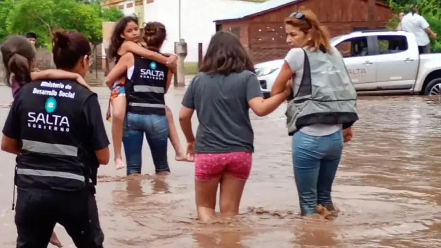 17581-el-gobierno-provincial-asiste-a-familias-de-el-galpon-ante-la-emergencia-por-intensas-lluvias