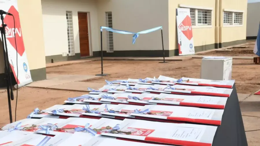 22617-en-apolinario-saravia-el-gobernador-encabezo-la-entrega-de-40-viviendas-reactivadas-con-fondos-provinciales